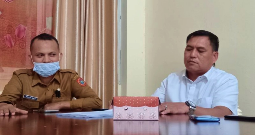 Wakil Ketua Komisi I DPRD Gorontalo Utara, Matran Lasunte (kanan), melakukan pertemuan dengan pihak BKPP terkait rekrutmen tenaga P3K. (ANTARA/Susanti Sako)