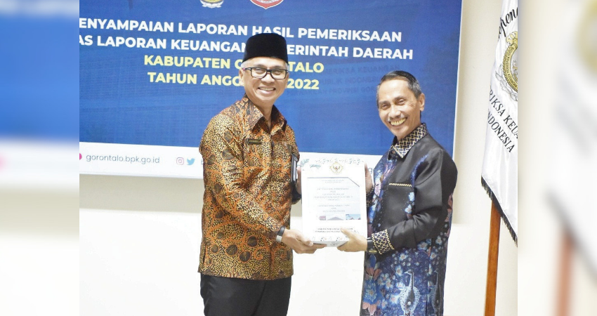 TANPA JEDA : Bupati Gorontalo Nelson Pomalingo menerima LHP LKPD Pemda Kabupaten Gorontalo dari BPK dengan opini WTP, Rabu (24/5). (foto: dok/pemda)