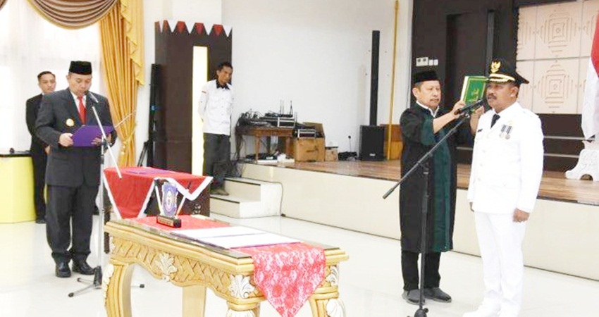 SELAMAT BEKERJA - Pelantikan Penjabat Bupati Boalemo, Sheman Moridu oleh Penjagu Gorontalo, Ismail Pakaya, berlangsung di aula rumah jabatan gubernur, Senin (22/5). (foto : istimewa)