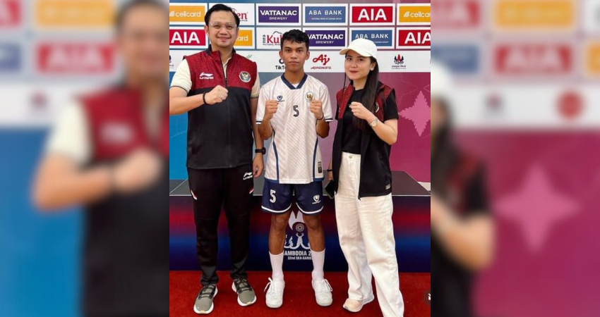 Wakil Wali Kota Gorontalo, Ryan F. Kono ketika foto bersama dengan Jelky Ladada peraih medali emas di Sea Games 2023 Kamboja. (Foto: Istimewa)