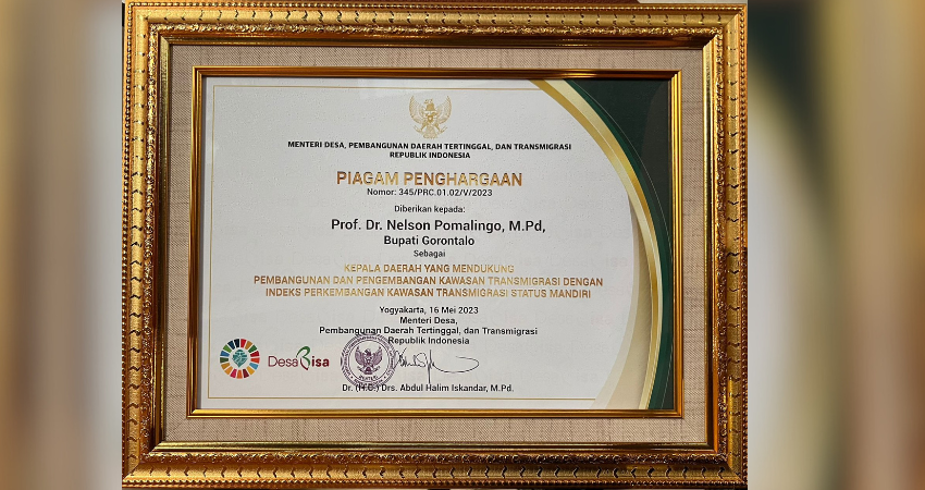 PENGHARGAAN Yang diterima Bupati Nelson Pomalingo.