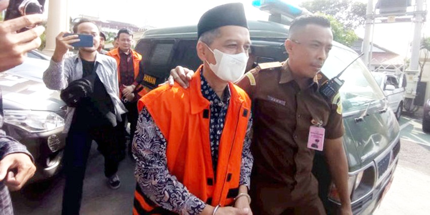 Mantan Rektor Unila, Karomani tiba di PN Tanjung Karang untuk menjalani sidang vonis (Foto : RMOL)