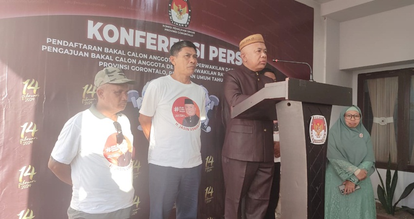 BAKAL calon anggota DPD Jasin Usman Dilo saat memberikan keterangan pers usai mendaftar ke KPU Provinsi Gorontalo, kemarin (10/5).