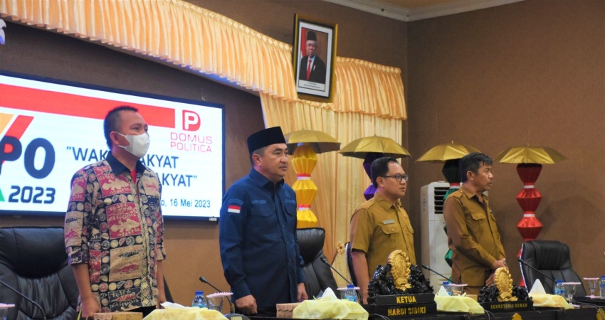 Hardi Sidiki dan Sekwan Dekot berpose dengan panitia penyelenggara Direktur Domous Politica Janny Kopalit saat rapat teknisi Legislative SulutGo Expo XI, di aula DPRD Kota Gorontalo, Selasa (16/5/2023). (F. Humas Dekot)