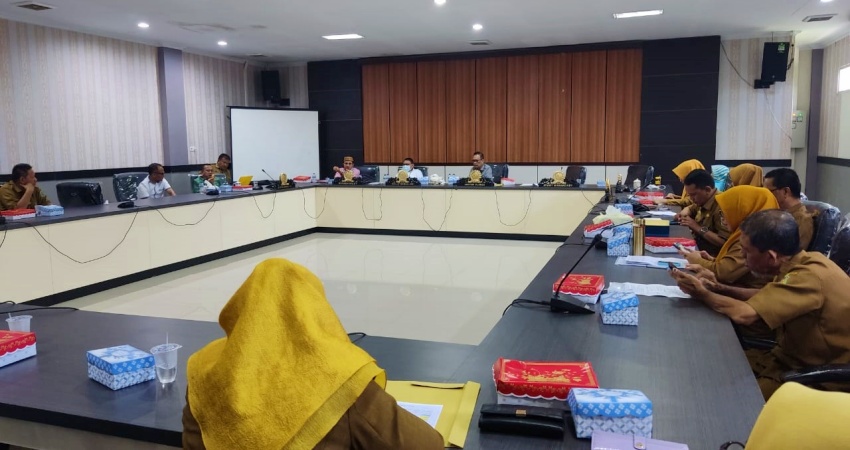 Rapat Kerja Komisi C Dekot bersama Kepala OPD Kota Gorontalo, di Aula IV DPRD Kota Gorontalo, Senin (22/5/2023).(Foto.Diyanti/Gorontalo Post)