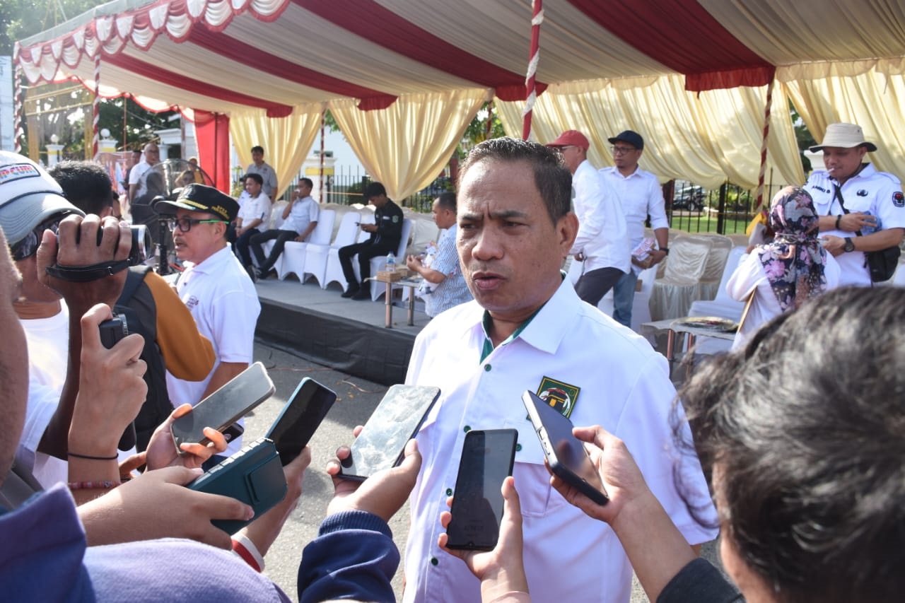 Moh Rivai Basuku, Saat diwawancara awak media setelah mengikuti kegiatan Kirab Pemilu 2024 di Lapangan Taruna Remaja, Ahad (30/4/2023). (Foto/Wahyu Humas Dekot)