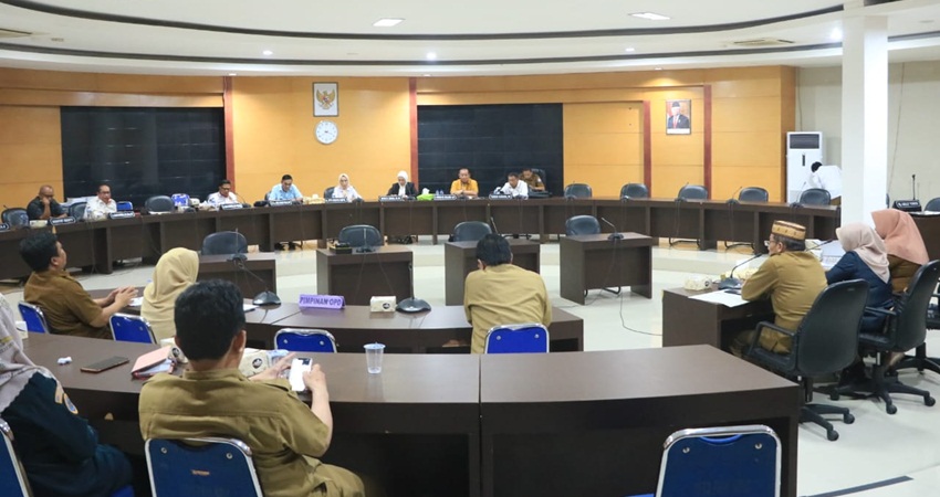 Rapat kerja Komisi I Deprov Gorontalo dengan asisten III Pemprov Gorontalo serta sejumlah pejabat Pemprov, kemarin (2/5). (Humas)