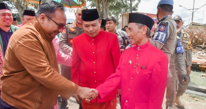 SUASANA jabat tangan antara Bupati Nelson Pomalingo dengan Menteri Agama (Menag) Republik Indonesia (RI) , KH. Yaqut Cholil Qoumas