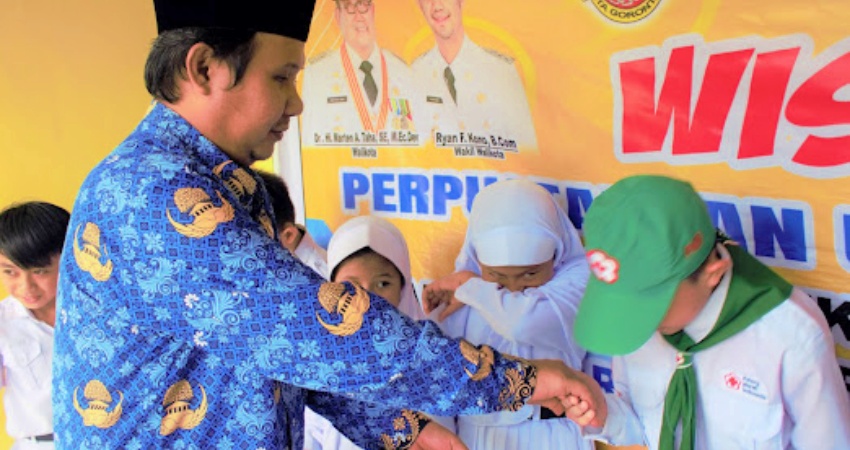PLT Kepala Dinas Arpus, Haryono Soeronoto, ketika menyapa para siswa SDN 22 Dungingi yang mengikuti pelaksanaan program wisata baca, Rabu (17/5/2023). (Foto: Istimewa)