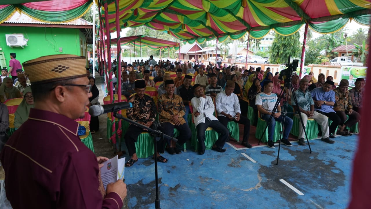 SEKDA DR Roni Sampir saat menghadiri Halal Bi Halal yang digagas Yayasan Nur Babussalam di Desa Karya Mukti, Mootilango.