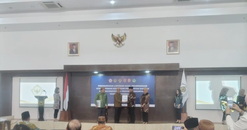 WTP : Bupati Bonbol Hamim Pou saat menerima LHP LKPD dari BPK dengan opini WTP, kendati begitu ada beberapa temuan seperti ke BPK kurangan volume 6 paket proyek senilai Rp 534,7 juta. (foto : gorontalo post)