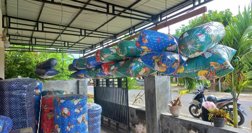 Lapak penjual bantal kapuk di Jalan Beringin. (Foto Alsepti Thalib)