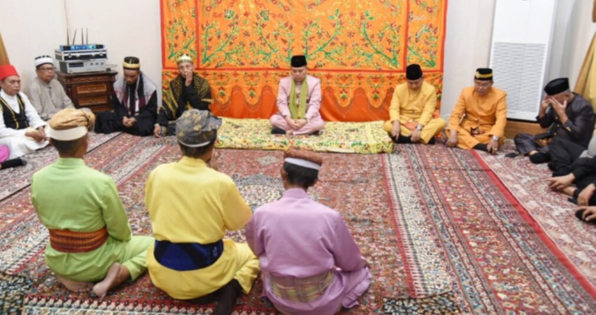 Pj Gubernur Ismail Pakaya, saat menjalani prosesi adat penerimaan sebagai Gubernur Gorontalo di rumah jabatan gubernur, Ahad (14/5). (foto : dok /pemprov).