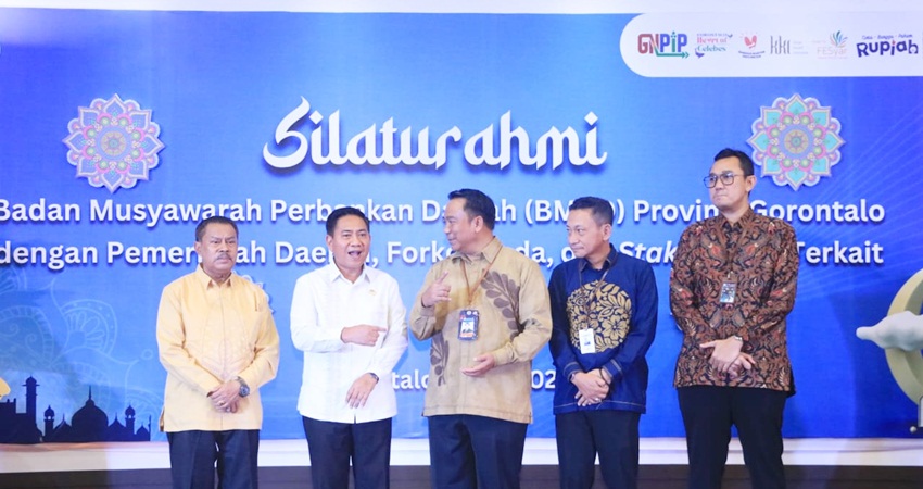 SINERGI: Kepala BI Gorontalo Dian Nugraha yang juga ketua BMPD Gorontalo (tengah), bersama Penjabat Sekda Syukri Botutihe (dua dari kiri), dan Ketua DPRD Paris Djafar (kiri) saat silaturahmi yang berlangsung di aula kantor perwakilan BI Gorontalo, Rabu (3/5). (foto : istimewa)