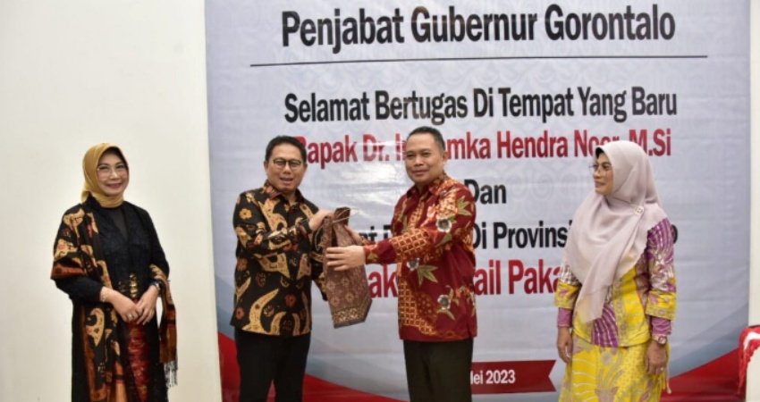 Penjagub Gorontalo yang baru Ismail Pakaya saat menyerahkan cinderamata kepada Penjagub Gorontalo periode 2022-2023 Hamka Hendra Noer didampingi istri, pada ramah tamah di Rujab Gubernur, Ahad (14/5). (Foto – Nova/dok/pemprov)