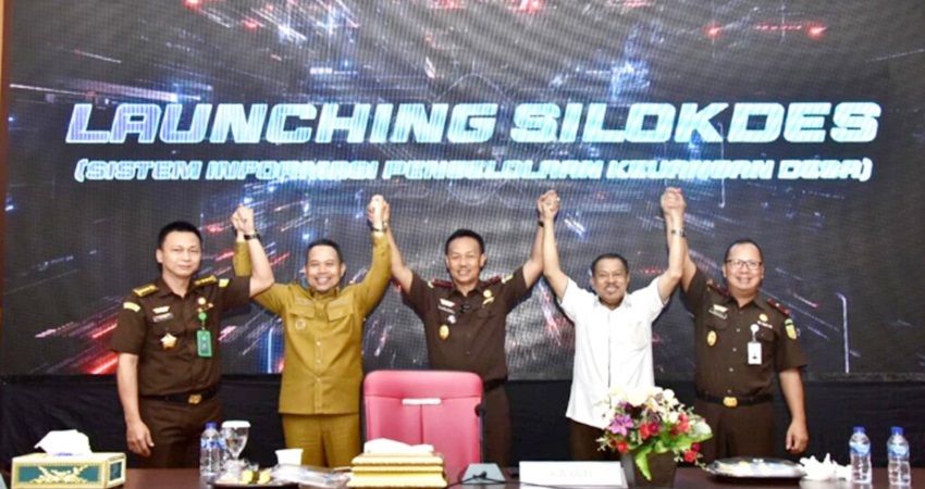 Penjagub Gorontalo Ismail Pakaya, Ketua DPRD Provinsi Gorontalo dan Kepala Kejaksaan Tinggi Gorontalo dan jajaran, saat meluncurkan aplikasi SILOKDES di Kantor Kejaksaan Tinggi Gorontalo, Selasa, (30/5/2023). (Foto – Pemprov/ Nova)