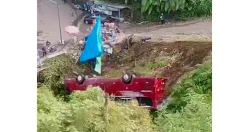 Bus Pariwisata terjun ke dalam sungai di Guci, Tegal, Minggu 7 Mei 2023--