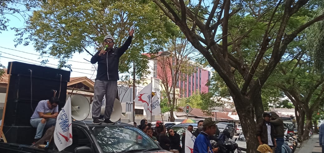 Massa saat melakukan aksi di depan gedung Maqna Hotel Gorontalo, Jalan Kasuari, Heludulaa Selatan, Kecamatan Kota Timur, Senin (15/5)