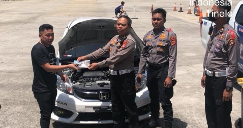 Kasubdit Gakkum Ditlantas Polda Gorontalo, AKBP Busroni,S.I.K,M.H mengembalikan mobil yang ditilang kepada pemilik aslinya.
