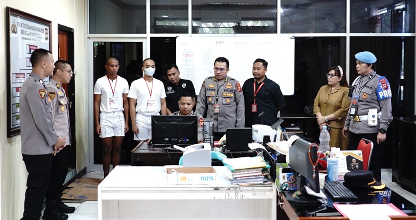 Plh Karo SDM Polda Gorontalo, AKBP Abdoel Harris Jakin,S.I.K,M.Si bersama dengan panitia daerah, tim pengawas internal dan eksternal, serta perwakilan Casis, saat melakukan koding, sebelum dilakukannya tes kesehatan. (F. Rizal Humas Biro SDM)