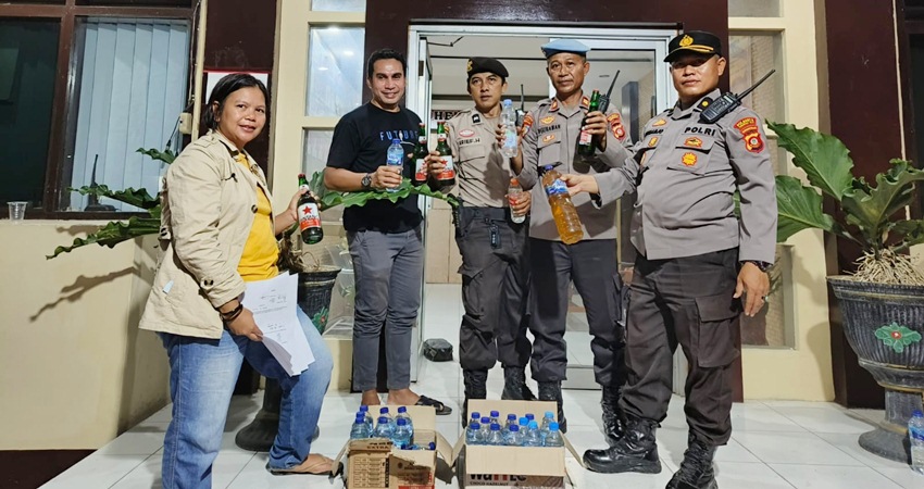 Kabag Ops Polresta Gorontalo Kota, Kompol Suharjo,S.E bersama Kasie Propam dan personel lainnya, berhasil menyita puluhan botol minuman keras (Miras) berbagai merek.