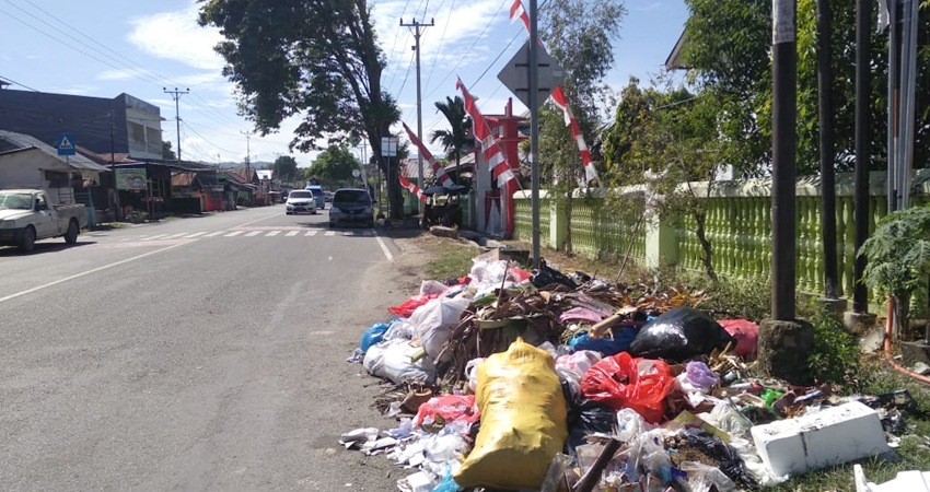 Bahu jalan yang ada di Jalan Jendral Sudirman, Kelurahan Hutuo, Kabupaten Gorontalo menjadi tempat pembuangan sampah oleh masyarakat. (F. Vinkan Tilome)