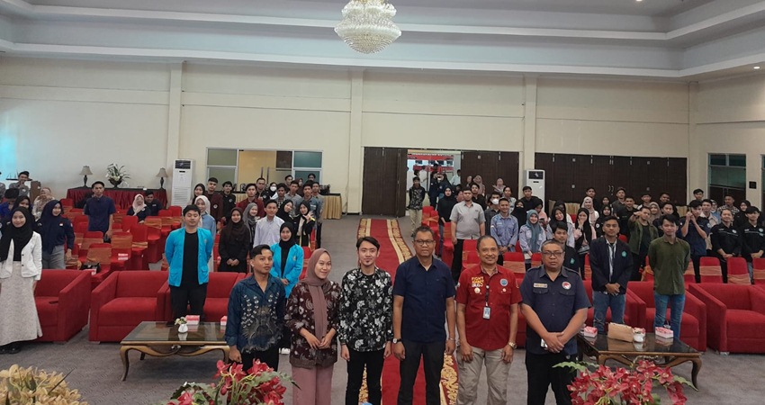 Wakil Rektor Bidang Kemahasiswaan dan Alumni Dr. Amir Arham, M.E bersama Pemateri, Presiden dan Wakil Presiden Badan Eksekutif Mahasiswa dan ketua panitia pelaksana kegiatan Gorontalo Bersih Narkoba. (Foto: Sriwahyuni Pontoh/ MG Gorontalo Post)