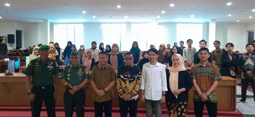 Penjabat Sekretaris Daerah Syukri Botutihe bersama pemateri dan peserta setelah membuka kegiatan seminar penguataan wawasan kebangsaan. (Foto: Sriwahyuni Pontoh/ MG Gorontalo Post)