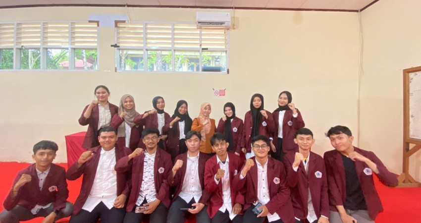 HMJ farmasi bersama dosen Pendamping apt. Mahdalena Sy. Pakaya. S. Farm. M. Farm.