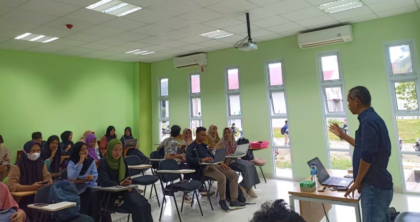 Penyampaian materi oleh Dr. La Ode Aman, M.Si kepada mahasiswa. (Foto: Sriwahyuni Pontoh/Mg Gorontalo Post)