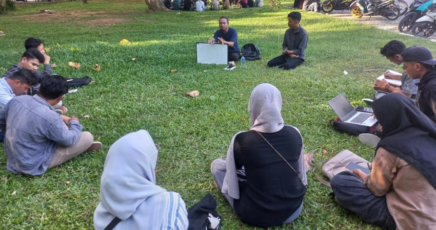 Penyampaian materi oleh Ketua Komisariat HMI MPO kepada pengurus Himpunan Mahasiswa Jurusan Sejarah. (Foto: Alsepti Thalib/ MG Gorontalo Post)