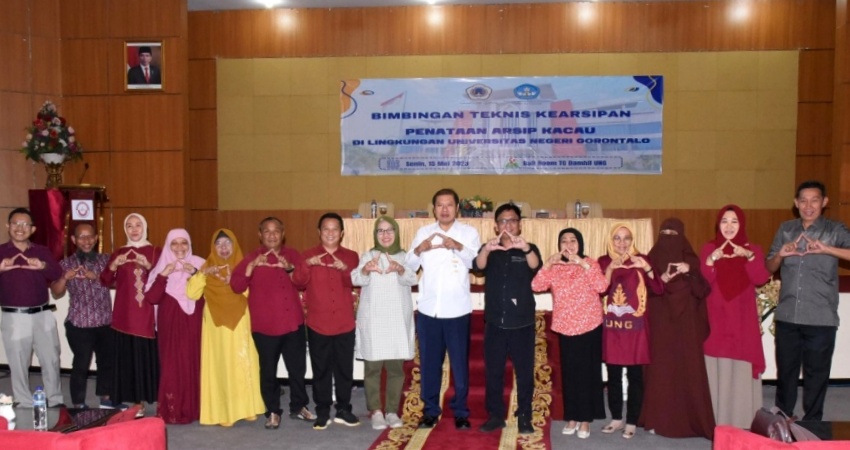 Tenaga Arsiparis dan Penata Arsip di tiap unit saat mencoba mengisi label arsip yang diberikan pemateri. (Foto: Istimewa)