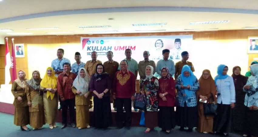 Ketua Umum Pengurus Besar Persatuan Guru Republik Indonesia Prof. Dr. Unifah Rosyidi M.Pd memberikan kuliah umum di Universitas Negeri Gorontalo. (Foto: Ardiansyah/ Gorontalo Post)