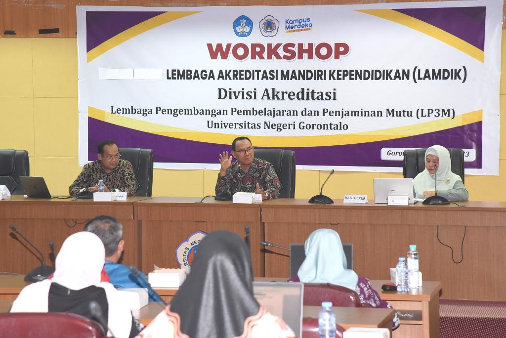 Bersama wakil rektor bidang akademik Dr. Harto S. Malik M.Hum., Ketua LP3M Prof. Dr. Elya Nusantari M.Pd dan lembaga akreditasi mandiri kependidikan (LAMDIK). (Foto: Istimewa).