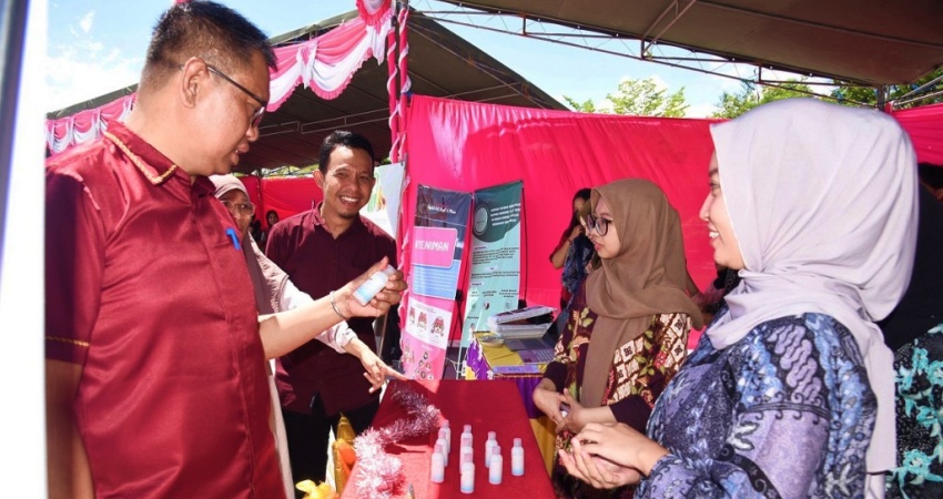 Wakil Rektor Bidang Kemahasiswaan dan Alumni Dr. Mohamad Amir Arham, M.E., melihat langsung produk wirausaha mahasiswa. (Foto: Istimewa)