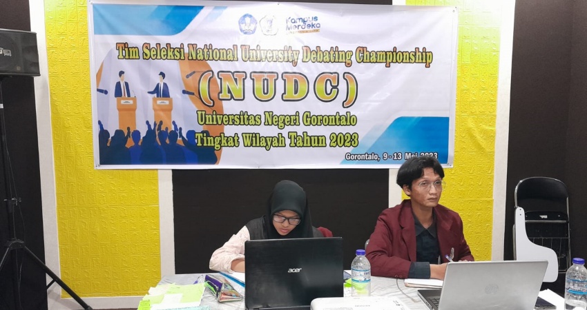 Krido Pratama dan Nadzwa Maulana Lynn saat menyusun argumentasi di ronde 1. (Foto: Sriwahyuni Pontoh/ MG Gorontalo Post)