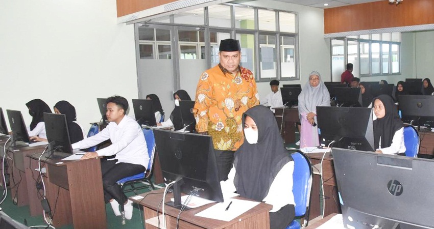 Rektor Universitas Negeri Gorontalo Dr. Ir. Eduart Wolok, ST., MT., meninjau langsung pelaksanaan UTBK-SNBT pada hari pertama ujian, kemarin. (Foto: Istimewa).