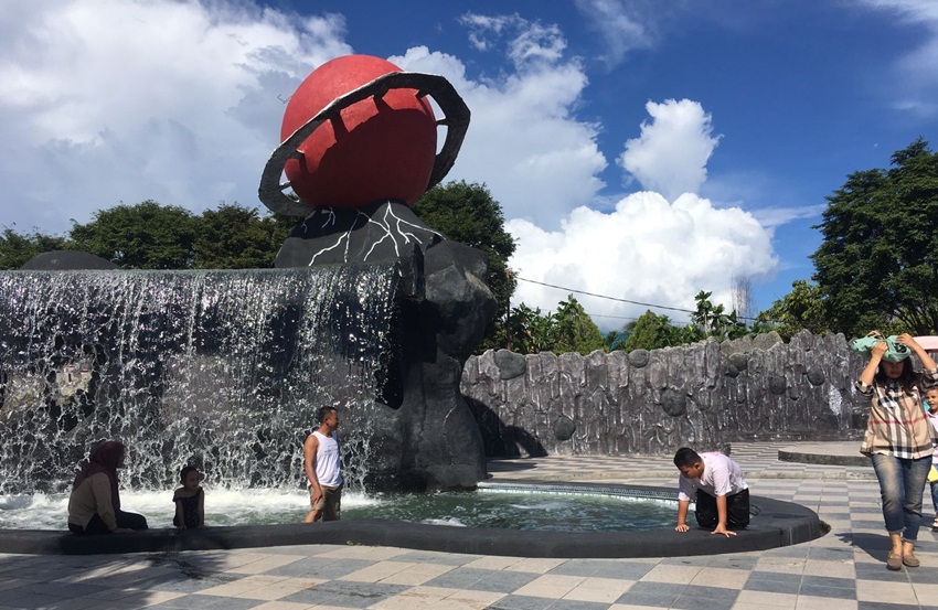 RAMAI : Wisata air, planet waterboom ramai dikunjungi setiap harinya termasuk saat hari kerja, Selasa (2/5). (Foto : Irtiya Djiuwa/ Gorontalo Post)