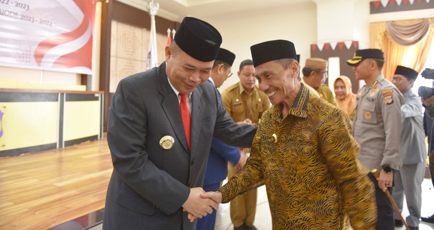 SUASANA jabatan tangan Bupati Gorontalo Prof DR Ir Nelson Pomalingo dan Penjabat Gubernur Ismail Pakaya.