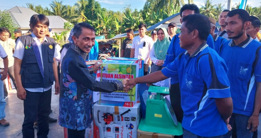  PENYERAHAN bantuan alat pertanian oleh Bupati Gorontalo Nelson Pomalingo di Kecamatan Bongomeme.