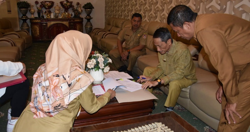 SUASANA penandatanganan berita acara serah terima oleh Bupati Gorontalo Nelson Pomalingo.