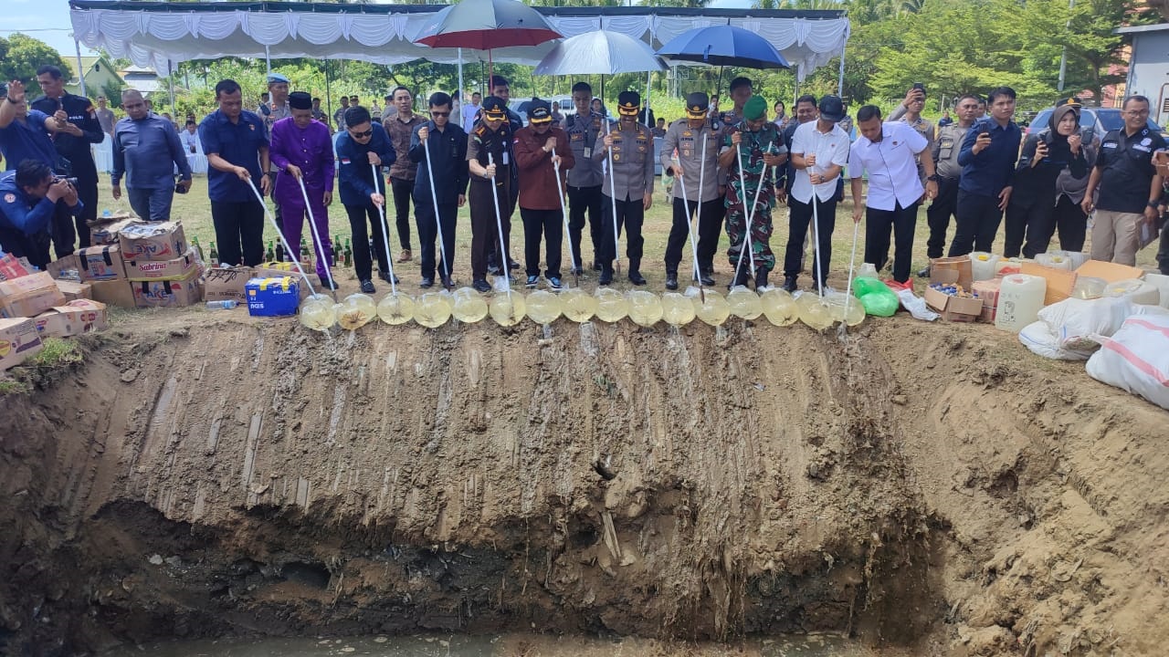 Hardi Salut Kinerja Kepolisian, Musnahkan Ribuan Botol Miras Hasil Operasi
