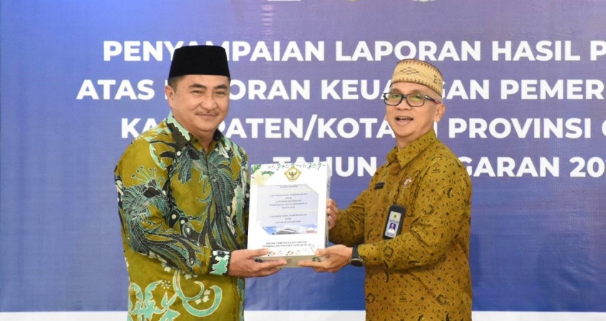 Ketua DPRD Kota Gorontalo, Hardi Sidiki saat menerima LHP dari BPK Perwakilan Provinsi, Rabu (17/5/2023). ( Foto/ Humas Dekot)