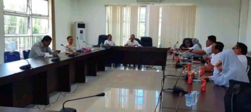  Rapat kerja Komisi III Deprov Gorontalo dengan Dinas PUPR dan Biro Pengadaan yang berlangsung, kemarin (24/5). (Humas)