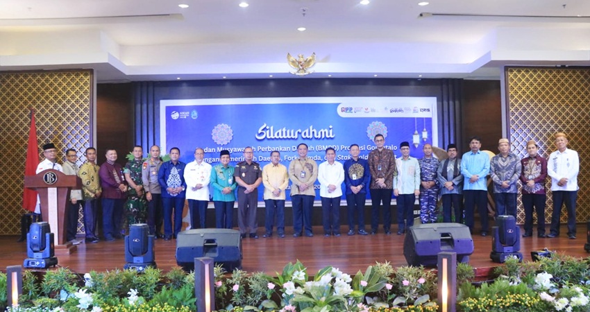 Ketua Deprov Gorontalo Paris Jusuf foto bersama dengan pejabat Forkopimda dan pimpinan perbankan pada acara silaturahmi Badan Musyawarah Perbankan Daerah (BPMD) di Ballroom kantor Perwakilan Bank Indonesia Gorontalo, Rabu (3/5). (Humas)