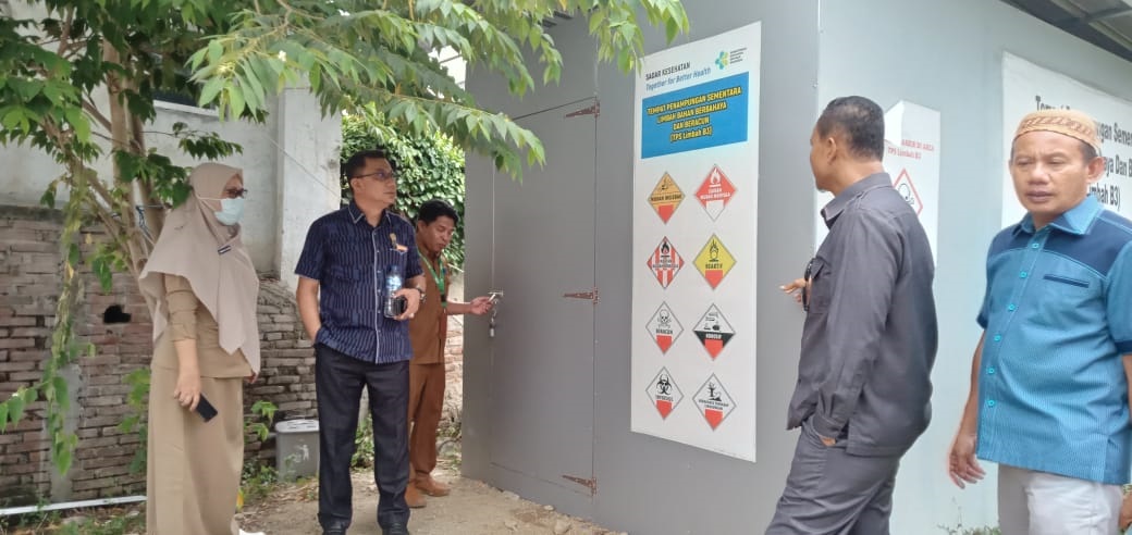 Erman Latjengke saat meninjau TPS limbah rumah sakit Siti Khadijah, Senin (8/5/2023)