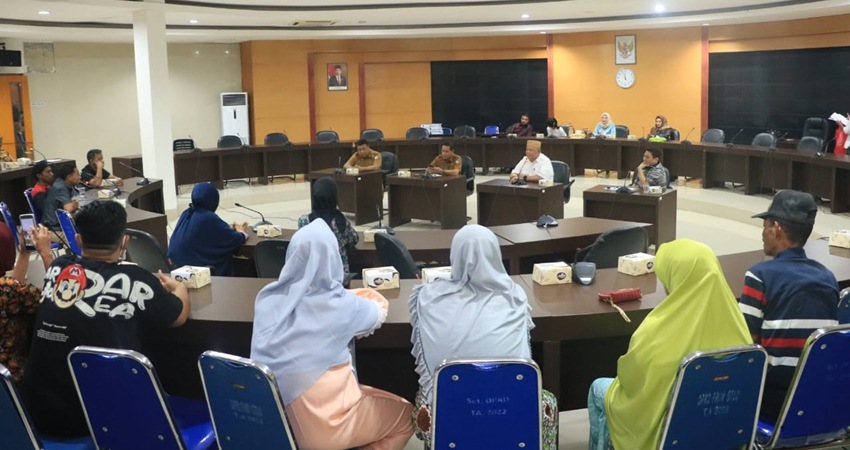 Wakil Ketua Deprov Kris Wartabone menerima perwakilan masyarakat Botupingge, Bone Bolango yang mengeluhkan aktifitas tambang galian C di Desa Panggulo, kemarin (15/5). (Humas)