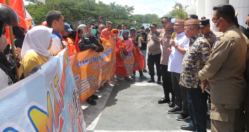 Wakil Ketua Deprov Gorontalo Sofyan Puhi bersam Ketua Komisi IV Hamid Kuna menerima aksi unjuk rasa para buruh yang tergabung dalam federasi serikat pekerja metal Indonesia (FSPMI) saat peringatan hari buruh sedunia (mayday), Senin (1/5). (Humas)