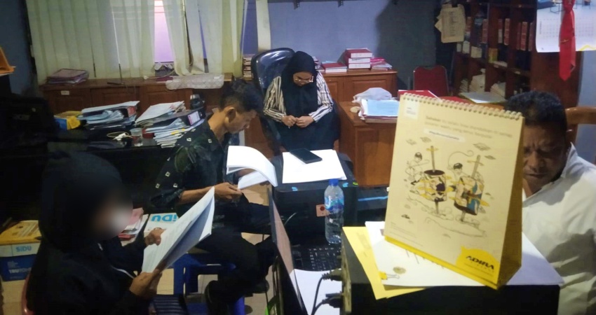 Kanit PPA, Aiptu Nahrawi Kelo,S.H saat melakukan pemeriksaan terhadap tersangka YI, terkait dengan kasus dugaan Tindak Pidana Perdagangan Orang (TPPO). (F. Zulkifli/ Gorontalo Post)