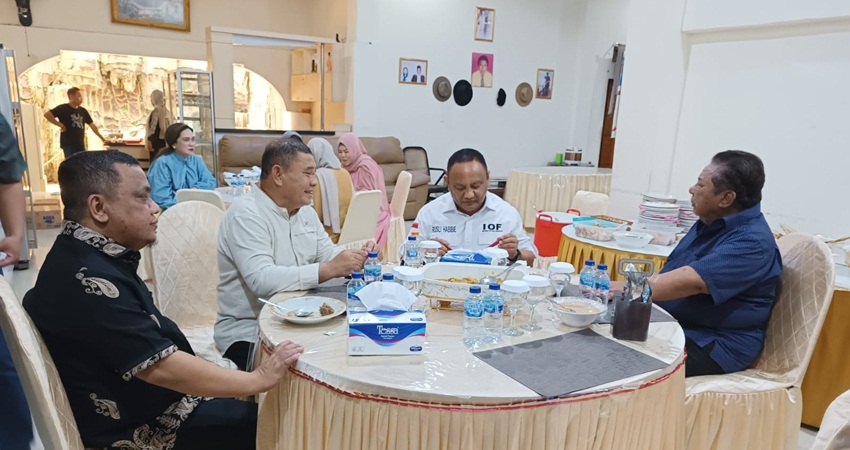 WABUP Hendra S Hemeto saat menjamu Gubernur Gorontalo (2012-2022) Rusli Habibie di kediamannya pada perayaan ketupat 2023.